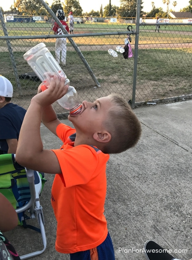 BRILLIANT BASEBALL MOM HACKS! This girl has some awesome ideas on how to save money and your sanity this baseball season - you won't regret checking this post out! PlanForAwesome #baseballmom #littleleague #baseballtips #baseball